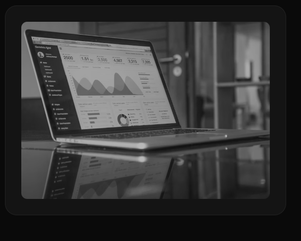 Notebook exibindo painel de monitoramento com gráficos e indicadores